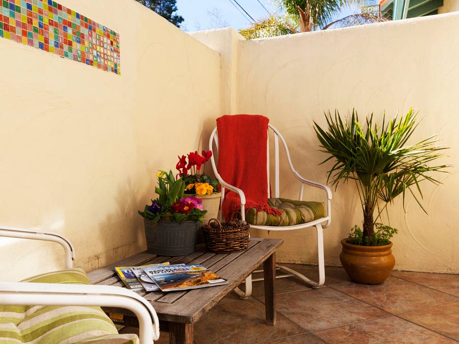 The bright and cheery courtyard at the Sonoma Creek Inn, Sonoma