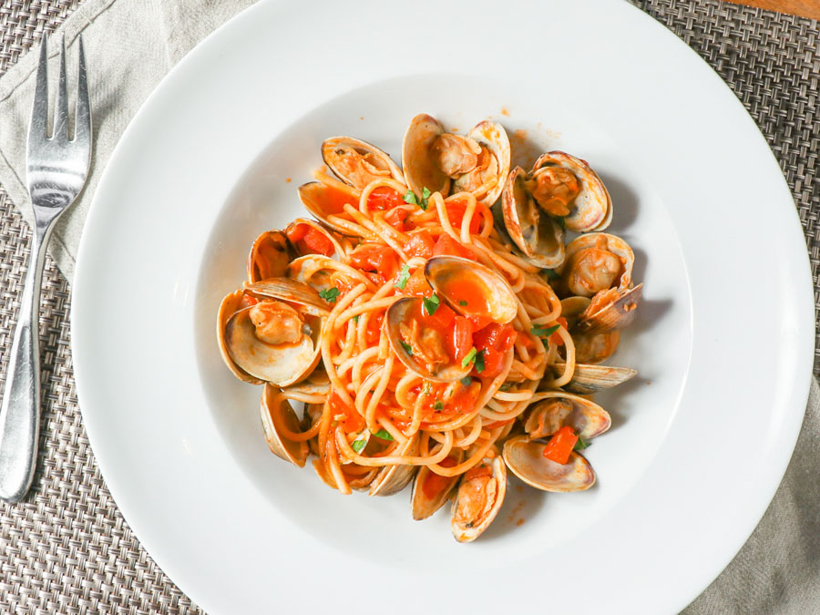 A dish of pasta and clams