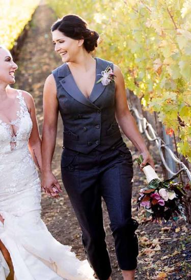 wedding couple in Sonoma vineyards